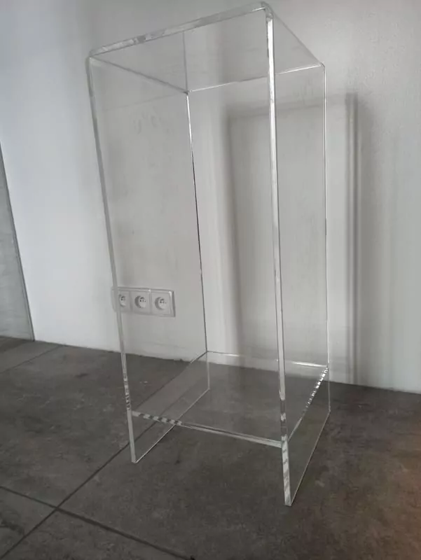 przykładowy mebel wykonany z plexi na zamówienie