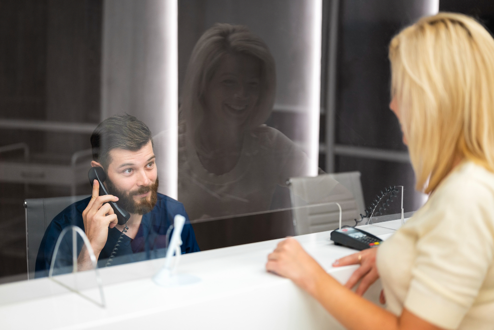 osłona na biurko z pleksi chroniąca przed bakteriami