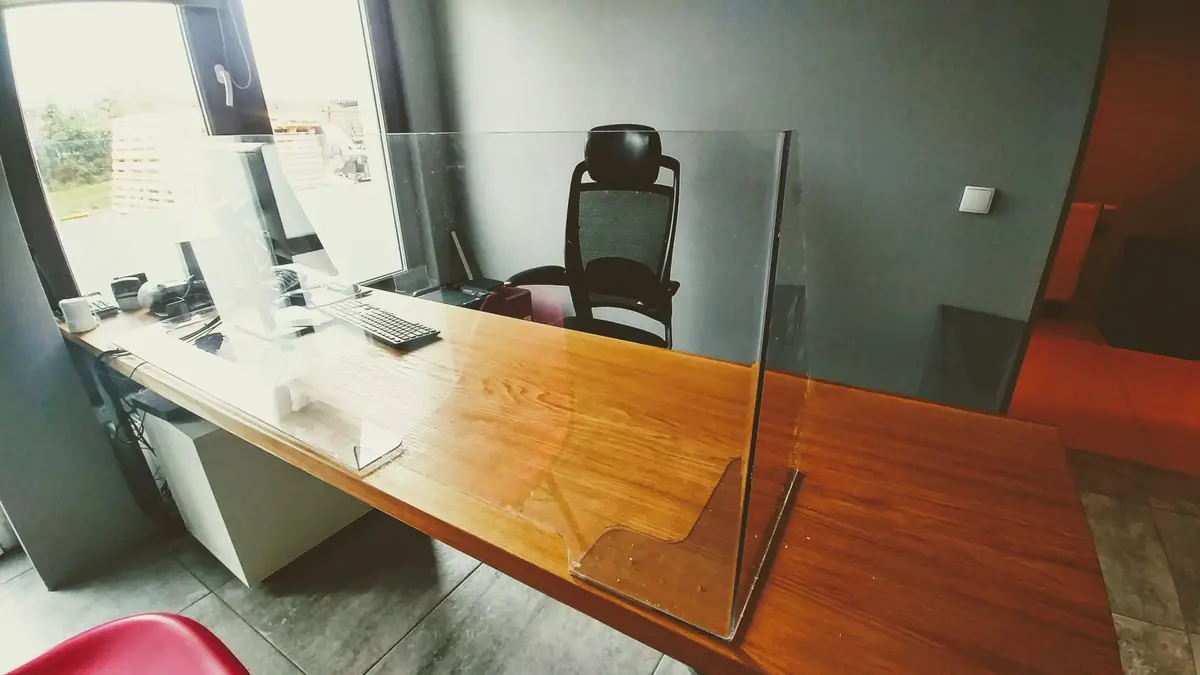 osłona na biurko z pleksi chroniąca przed bakteriami