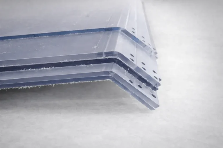 Plexi i poliwęglan to nie to samo. Jak uniknąć błędów przy projektowaniu osłon maszyn i co wybrać?