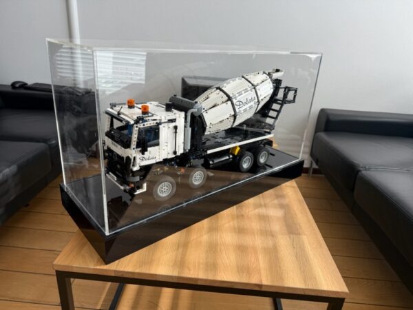 Pudełko z plexi zrobione na wymiar na zamówienie dla klienta