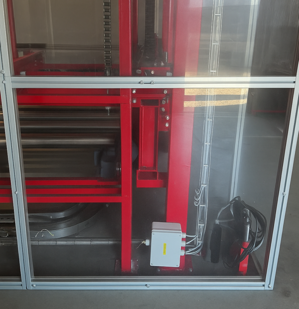 Osłony maszyn zgodne z BHP – dlaczego poliwęglan lity jest dziś standardem w przemyśle